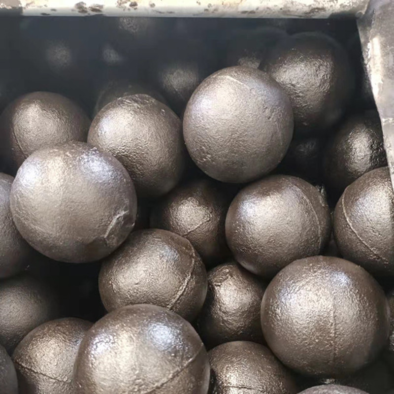 يلقي الكرات