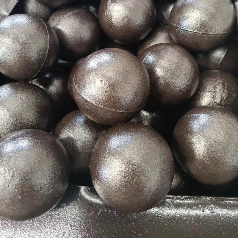 يلقي الكرات